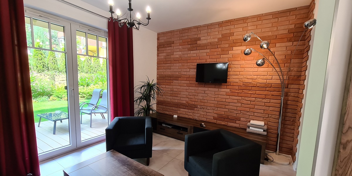 Salon idealny do relaksu w apartamencie z ogrodem, Polanica-Zdrój.