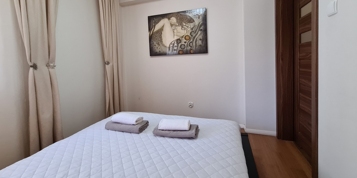 Apartament z osobną sypialnią, balkonem, parkingiem i pełnym wyposażeniem w Polanicy Zdroju.