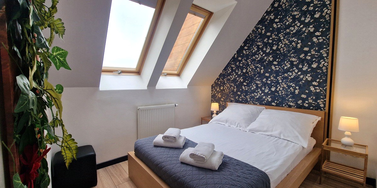 Wygodna sypialnia w apartamencie duplex z ręcznikami i pościelą