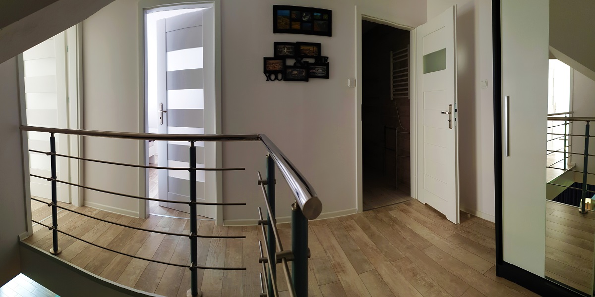 apartament dwupoziomowy, nowoczesny, komfortowy dla rodzin, z dwiema sypialniami i łazienką z wanną