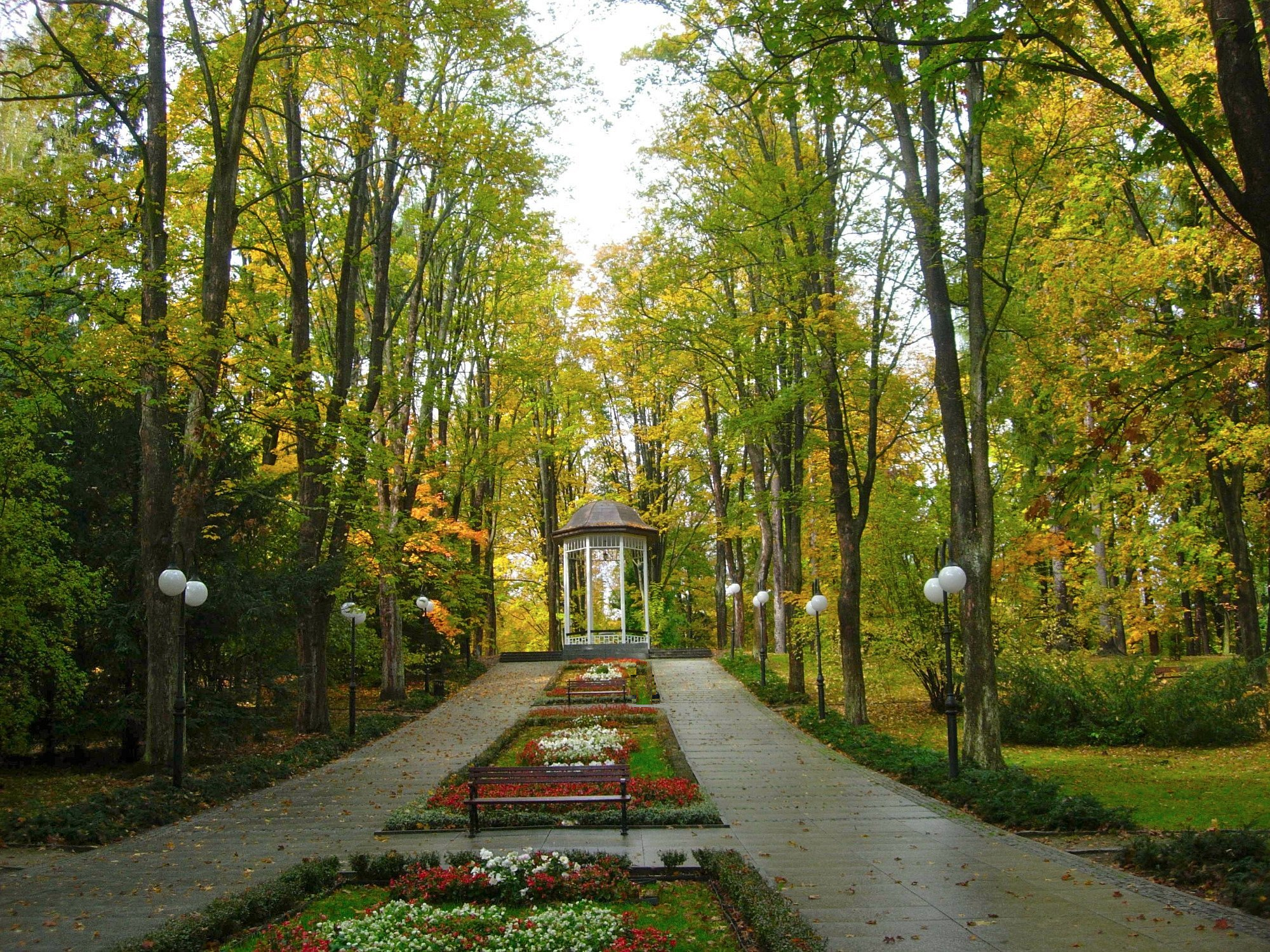 Park Zdrojowy w Polanicy-Zdroju z pawilonem i alejkami